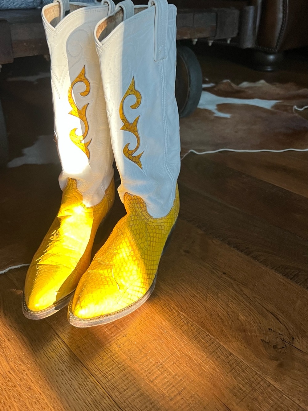 Women’s Dan Post vintage snakeskin boots. Rare yellow & white! Size 6